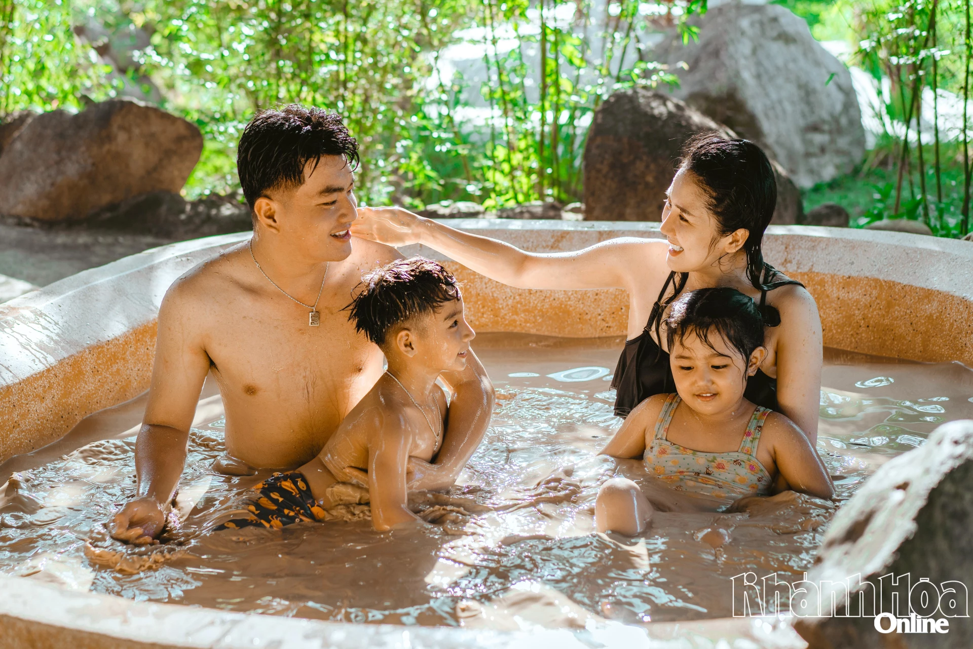 Trải nghiệm tắm bùn tại Yang Bay.