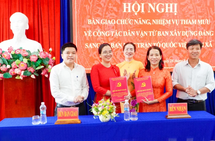 Đảng ủy xã Cam Lâm tổ chức bàn giao chức năng, nhiệm vụ tham mưu công tác dân vận