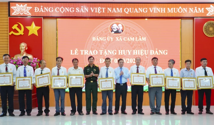 Đảng ủy xã Cam Lâm tổ chức trao Huy hiệu Đảng cho 108 đảng viên