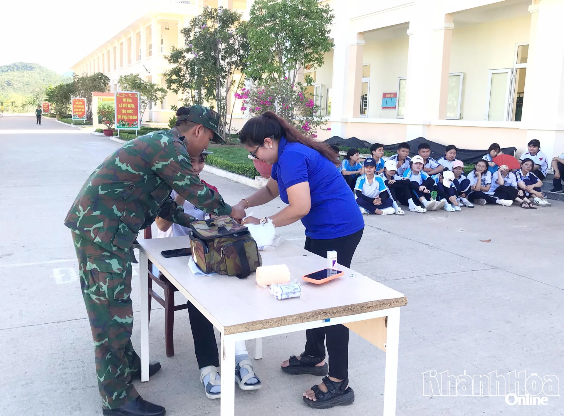 Học kỹ năng băng bó vết thương.