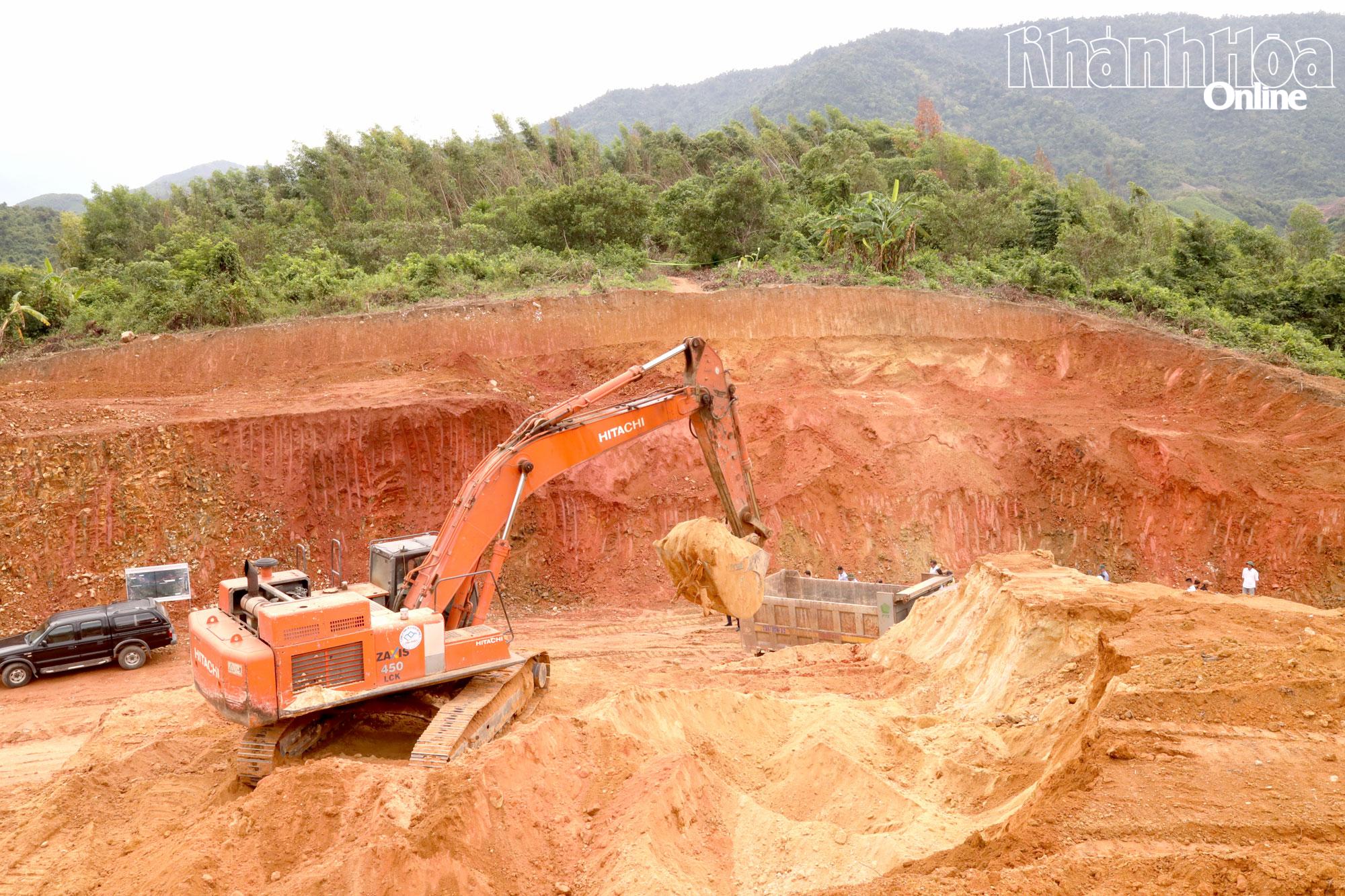 Công trường Dự án Đường giao thông liên vùng Khánh Sơn - Khánh Vĩnh.