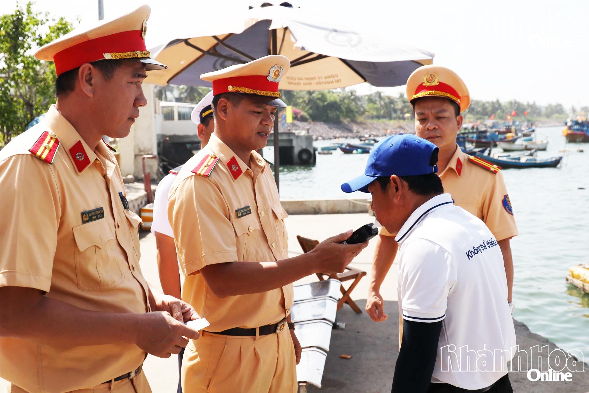 Lực lượng Cảnh sát đường thủy kiểm tra nồng độ cồn của lái tàu tại Bến tàu du lịch Nha Trang.