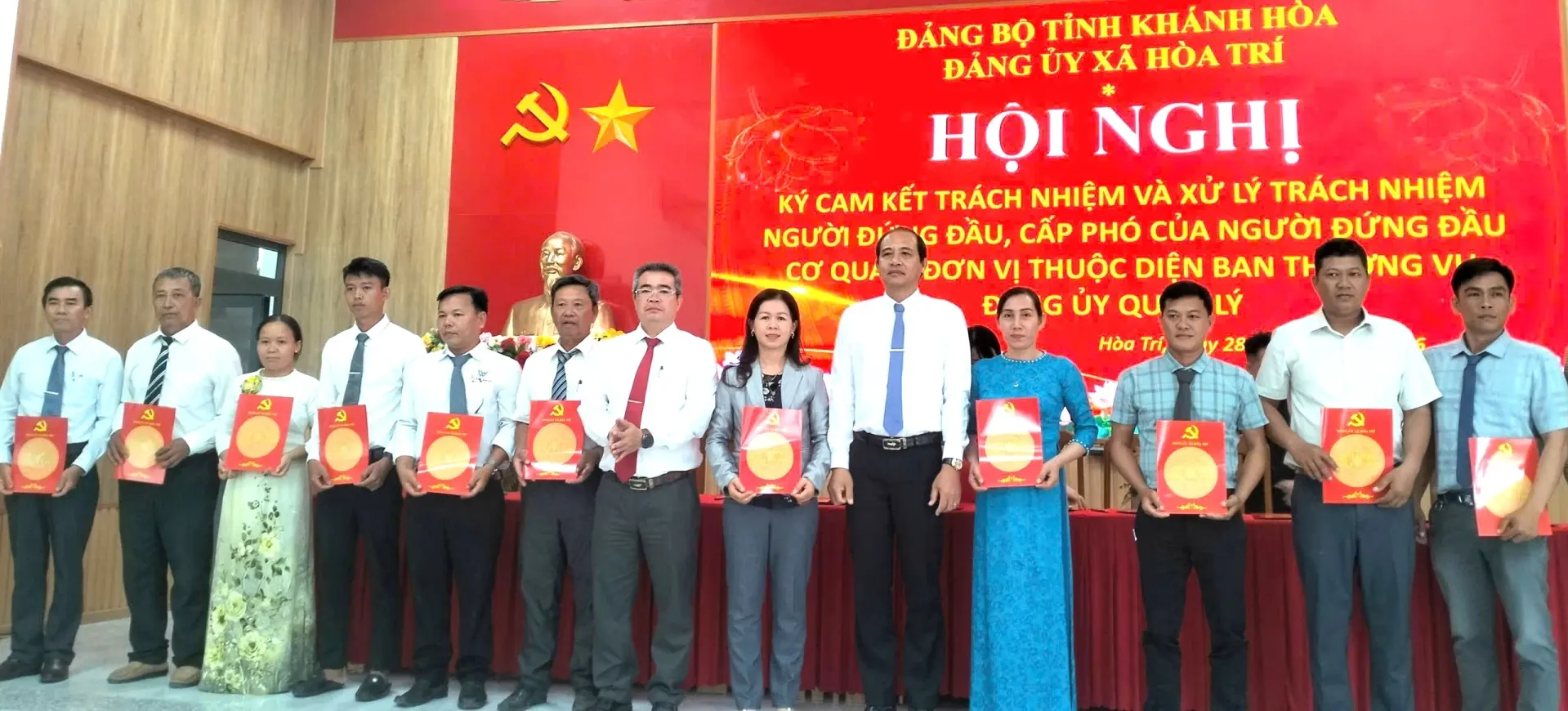 Lãnh đạo xã Hòa Trí chúc mừng các trưởng thôn ký cam kết.