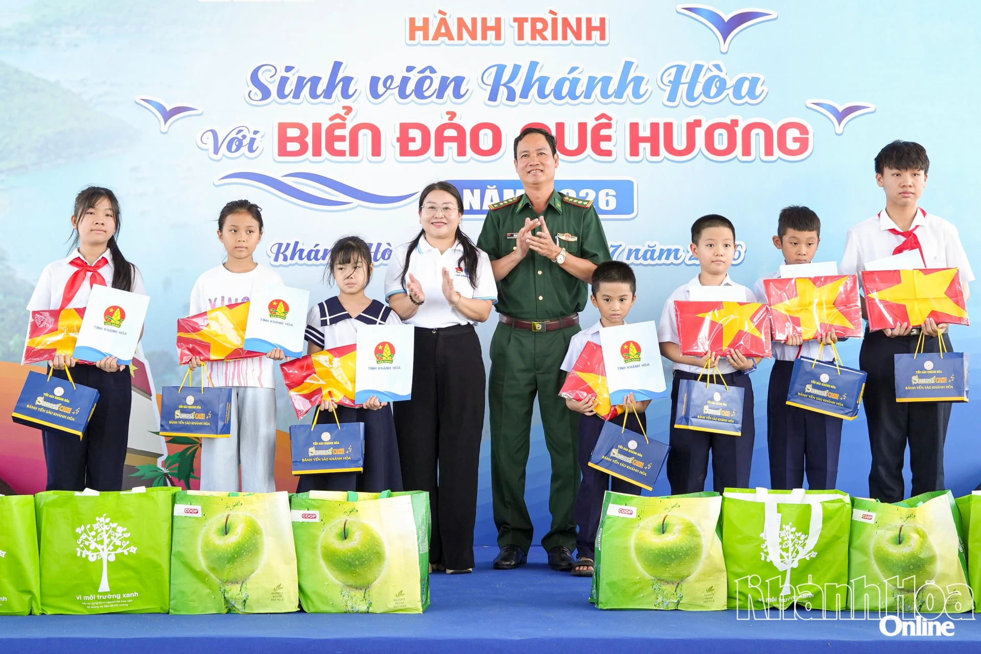 Tỉnh đoàn, Hội Sinh viên Việt Nam tỉnh cùng Ban Chỉ huy Bộ đội Biên phòng tỉnh trao học bổng, quà
cho con ngư dân phường Cam Linh và con em cán bộ, chiến sĩ Bộ đội Biên phòng.