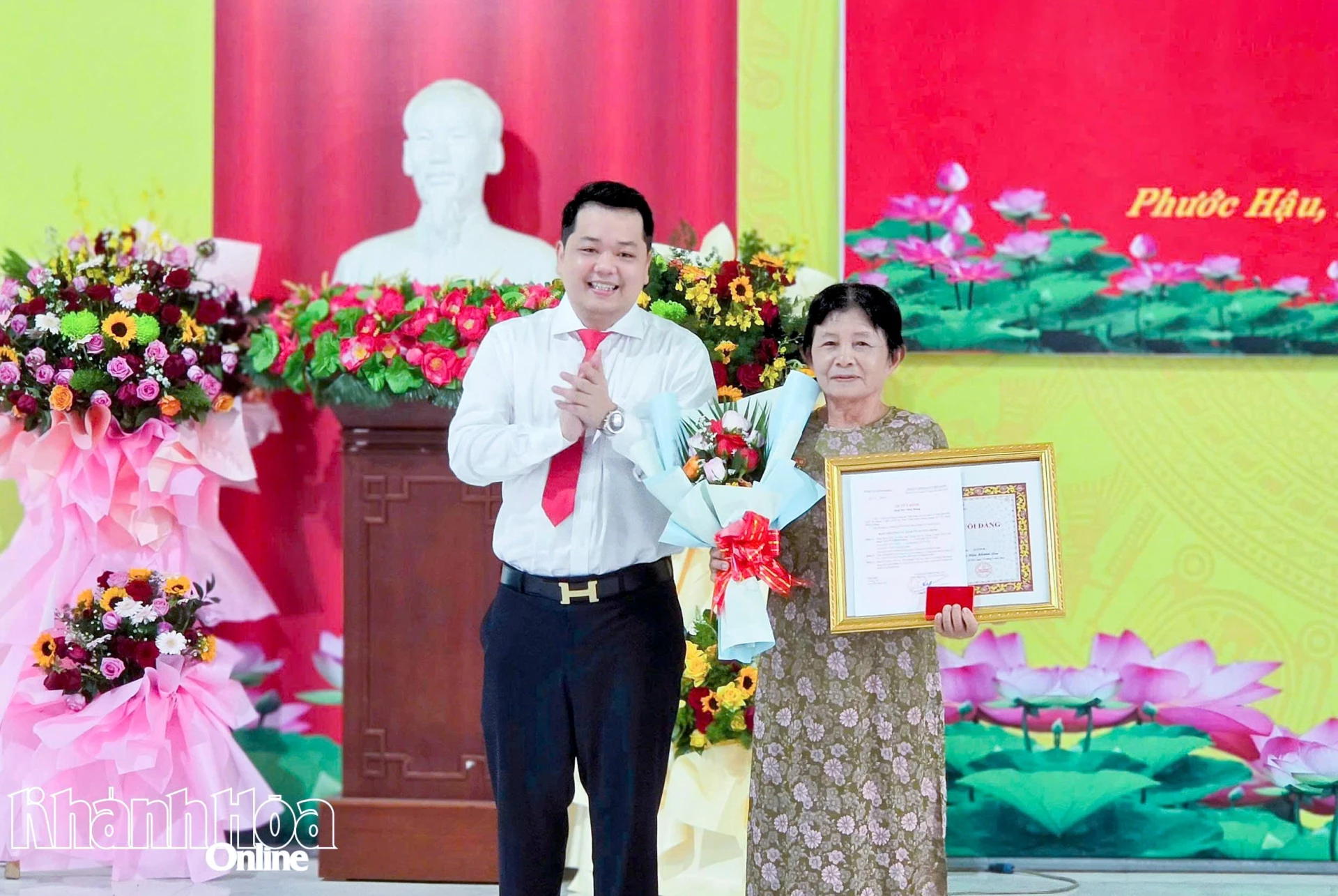 Lãnh đạo xã Phước Hậu trao Huy hiệu 50 năm tuổi Đảng và tặng hoa chúc mừng đảng viên Võ Thị Hường.