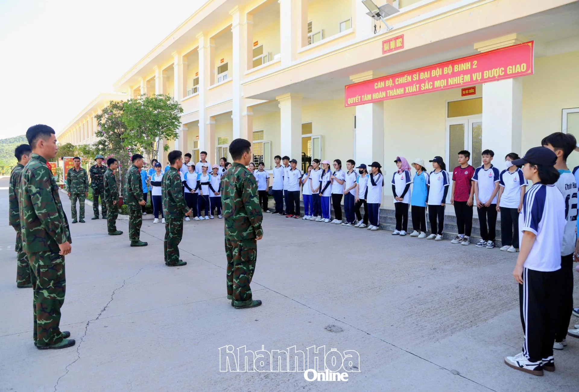 Tham quan hoạt động huấn luyện tại Trung đoàn Bộ binh 896.