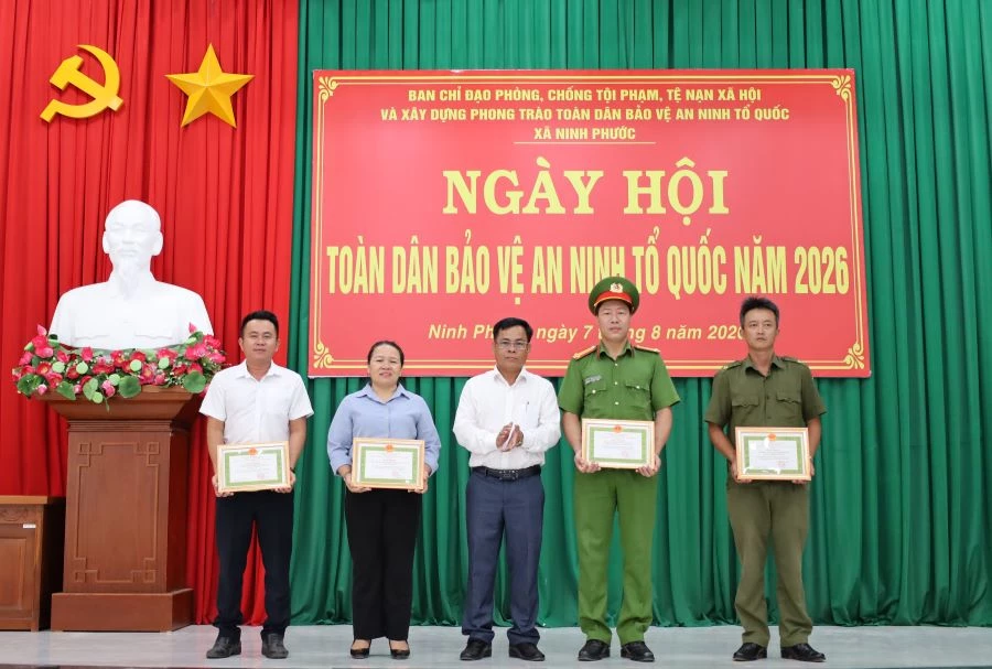 Lãnh đạo xã Ninh Phước trao giấy khen cho các tập thể, cá nhân có thành tích xuất sắc