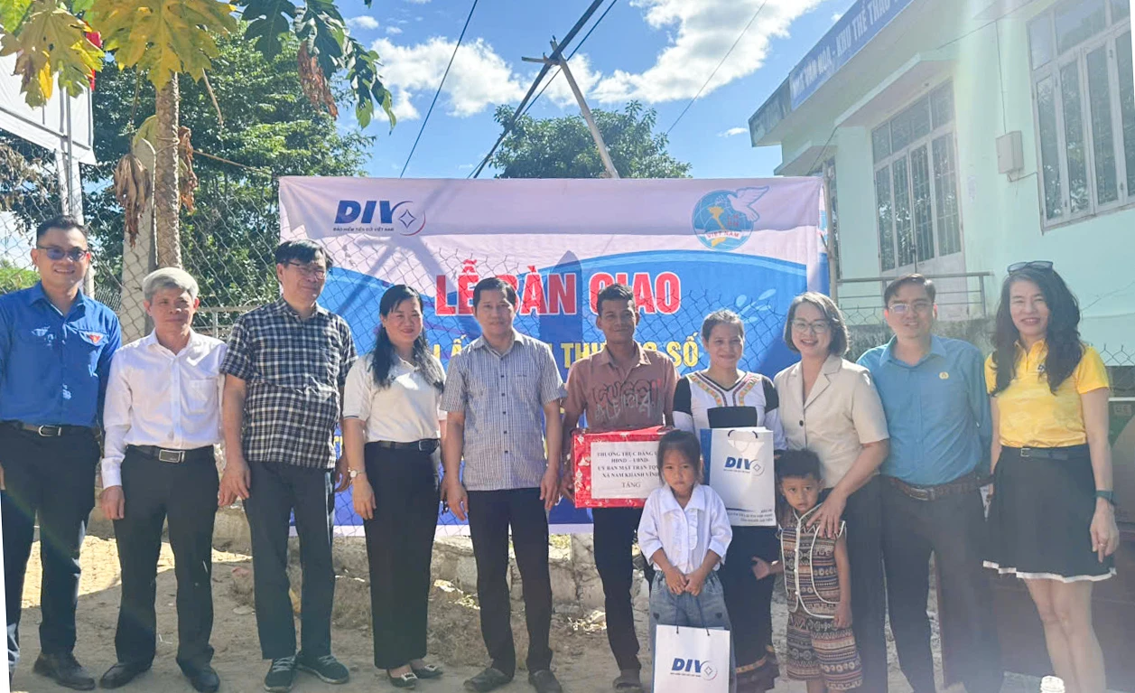 Ban tổ chức bàn giao nhà và tặng quà cho gia đình bà Cao Thị Thảo 