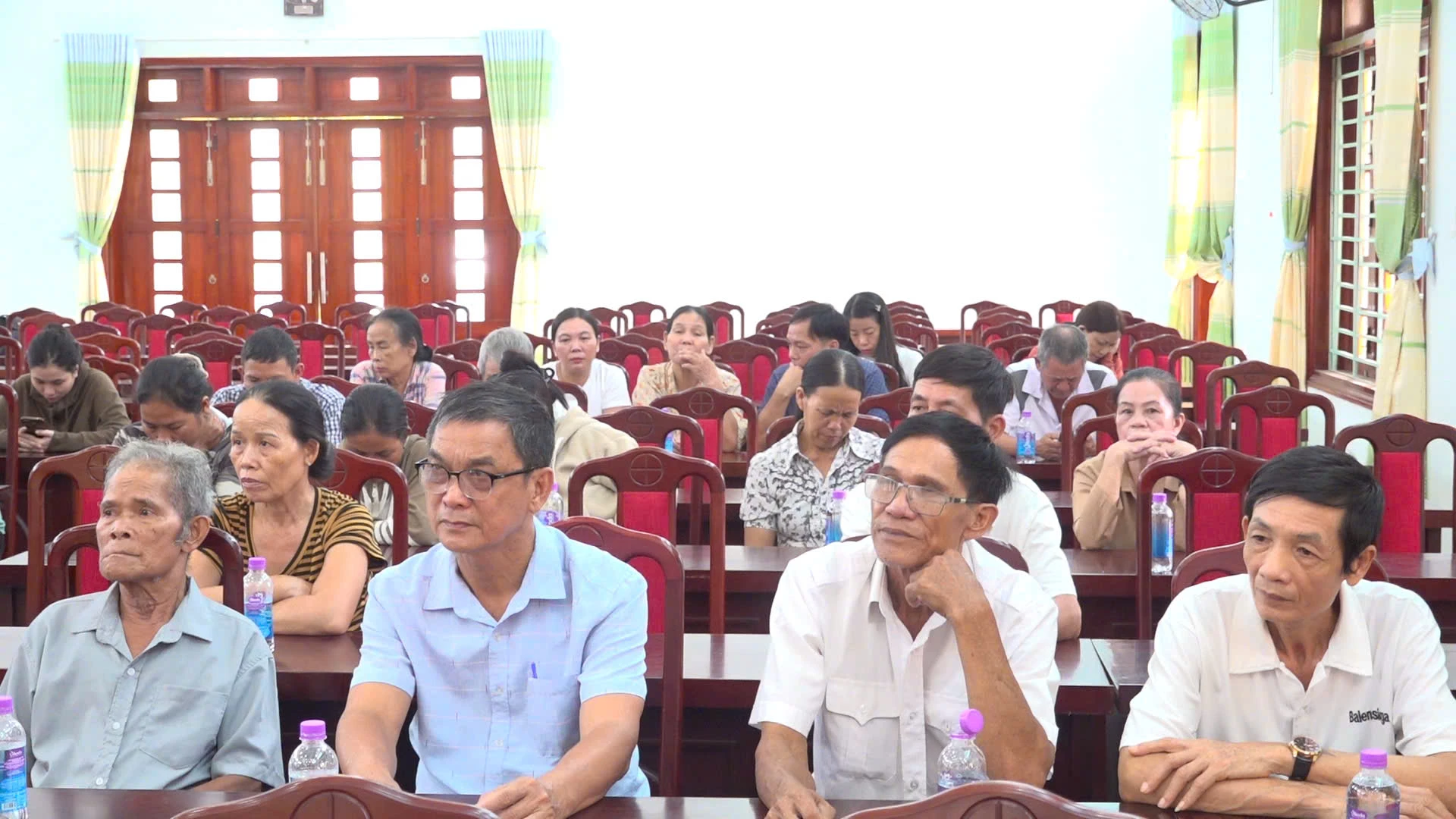 Các đại biểu tham gia hội nghị.