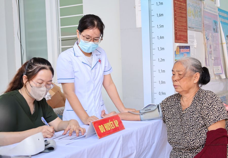 Người dân được kiểm tra các chỉ số sức khỏe ban đầu.