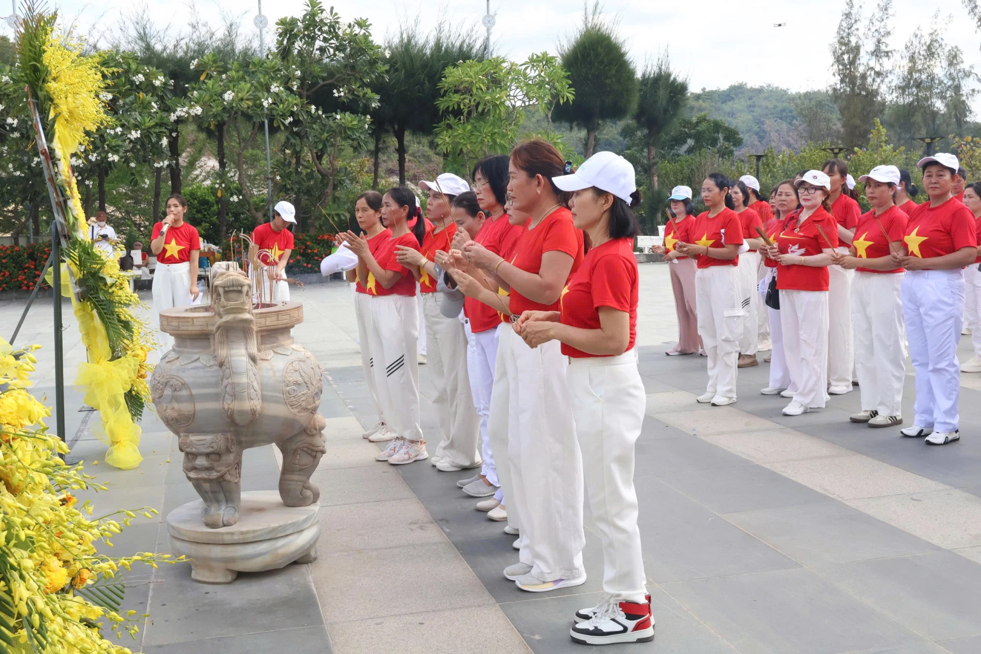 Các cán bộ, hội viên phụ nữ dâng hương tại Khu tưởng niệm chiến sĩ Gạc Ma.