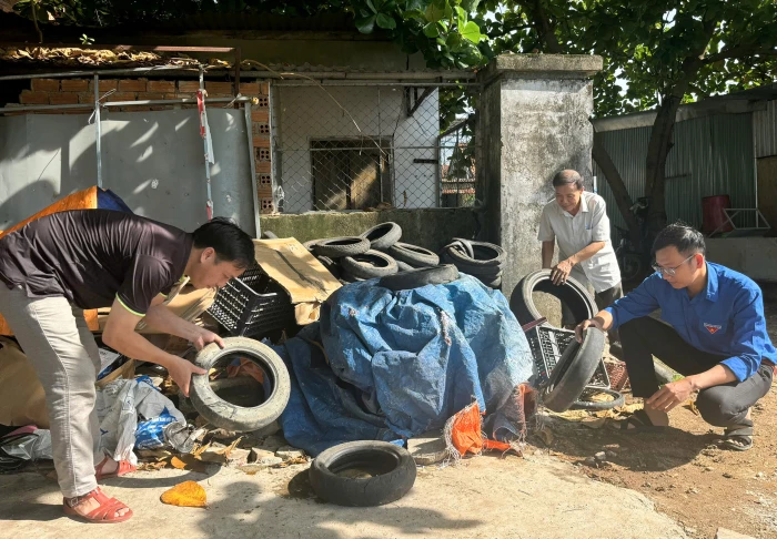 Xã Khánh Vĩnh ra quân vệ sinh môi trường, diệt lăng quăng phòng, chống sốt xuất huyết