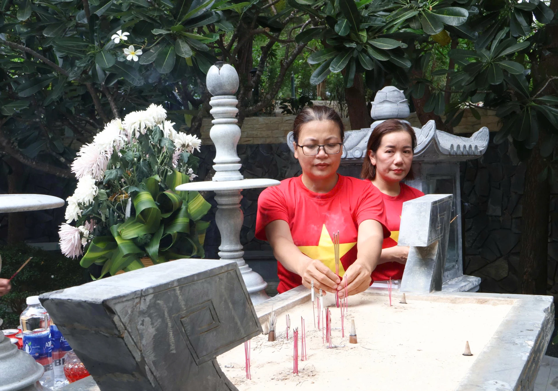 Lãnh đạo Hội Liên hiệp Phụ nữ xã Cam Lâm dâng hương tại khu mộ gió, Khu tưởng niệm chiến sĩ Gạc Ma.