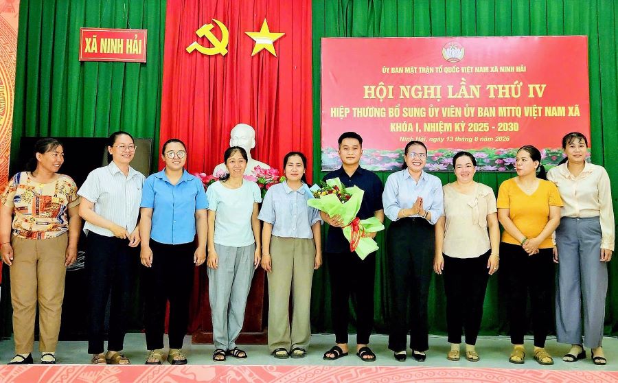 Lãnh đạo Ủy ban MTTQ Việt Nam xã tặng hoa chúc mừng các vị được hiệp thương cử bổ sung vào Ủy ban MTTQ Việt Nam xã.