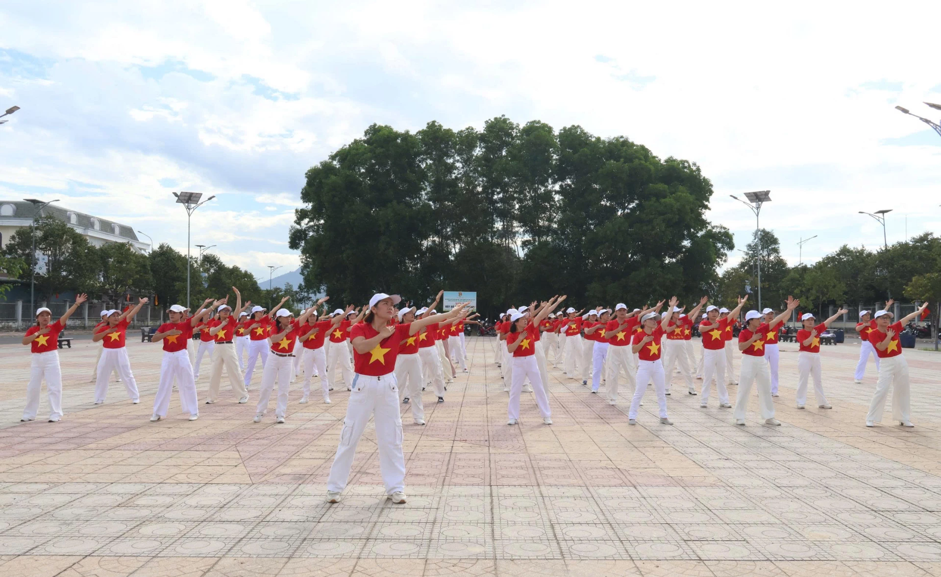Các chị em cùng đồng diễn dân vũ thể thao.