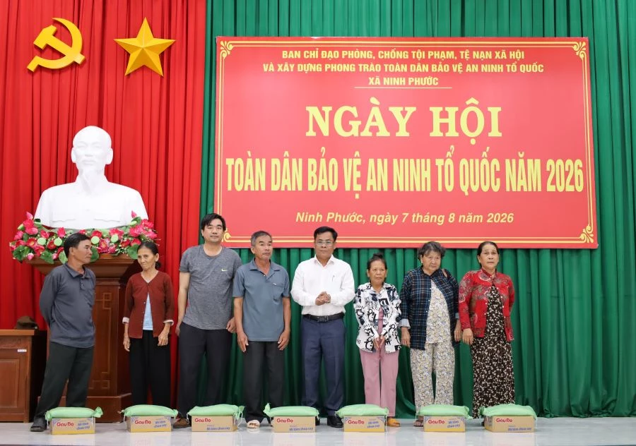 Lãnh đạo xã Ninh Phước trao giấy khen cho các tập thể, cá nhân có thành tích xuất sắc.