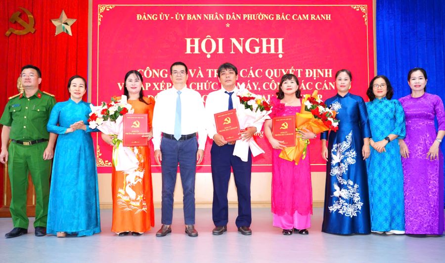 Lãnh đạo Đảng uỷ phường trao Quyết định thành lập các Chi bộ trường học mới.