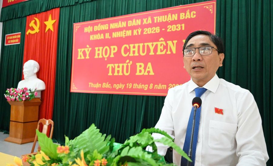 Ông Hồ Sĩ Sơn - Bí thư Đảng ủy, Chủ tịch HĐND xã phát biểu tại kỳ họp.