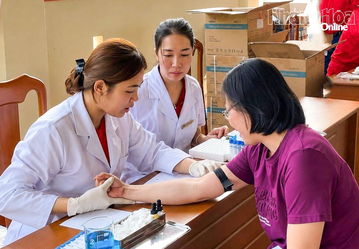 Người đến hiến máu được khám sàng lọc sức khỏe trước khi tham gia hiến máu.