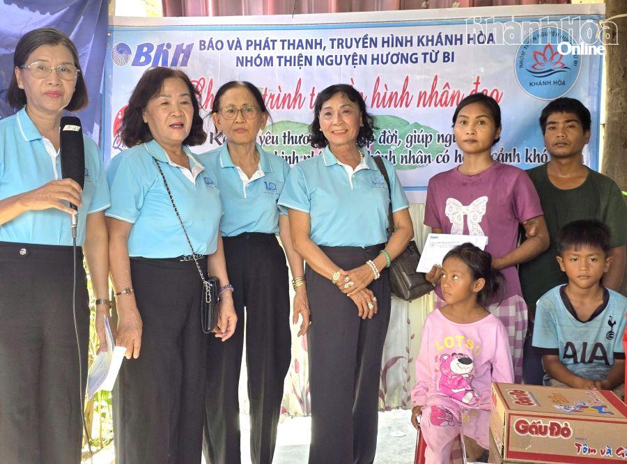 Nhóm thiện nguyện Hương Từ Bi trao tiền hỗ trợ cho gia đình bà Cao Thị Cạnh.