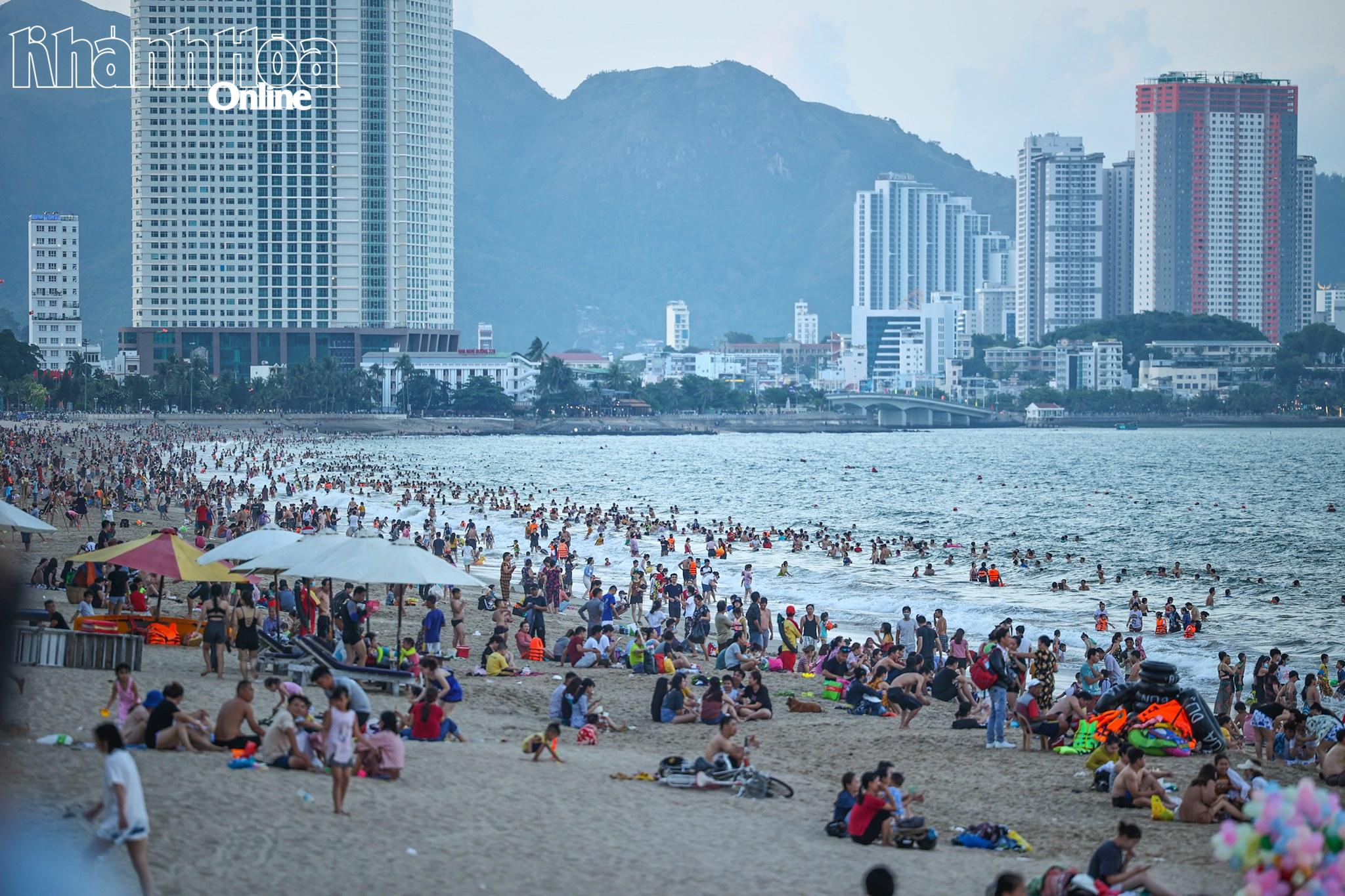 Người dân và du khách vui chơi trên bãi biển. Ảnh: XUÂN THÀNH