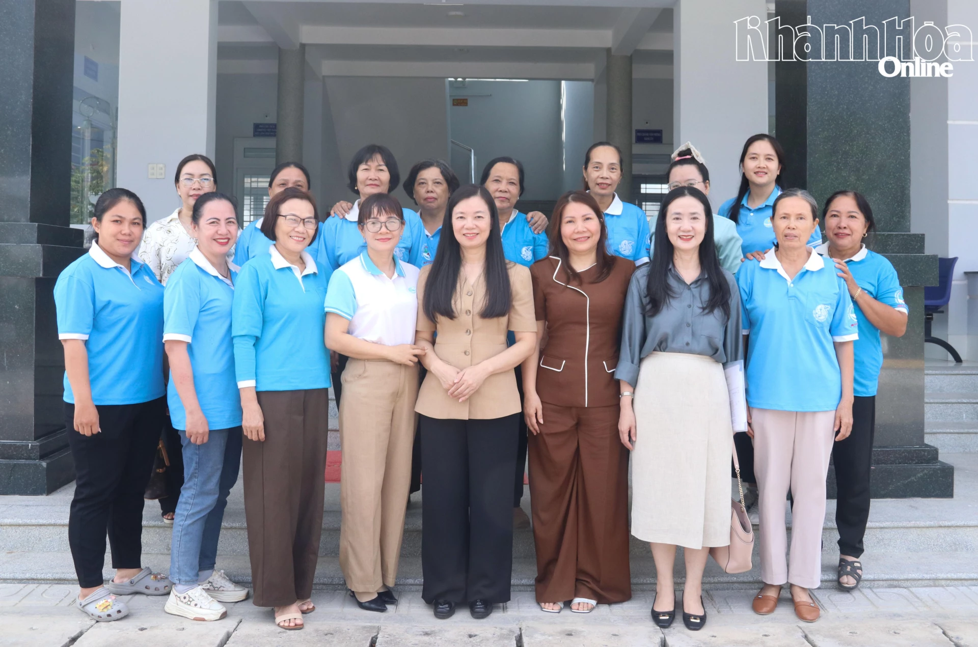 Đoàn công tác chụp hình lưu niệm với Hội Liên hiệp Phụ nữ xã.