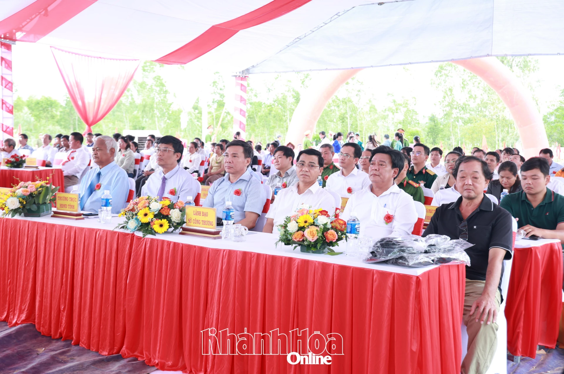 Các đại biểu nguyên lãnh đạo tỉnh và các sở, ban, ngành của tỉnh tham dự lễ khởi công.