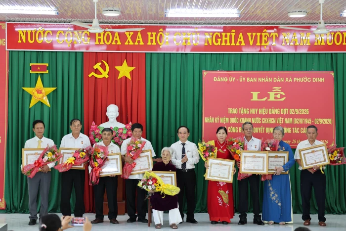 Xã Phước Dinh tổ chức trao Huy hiệu Đảng và công bố các quyết định về công tác cán bộ