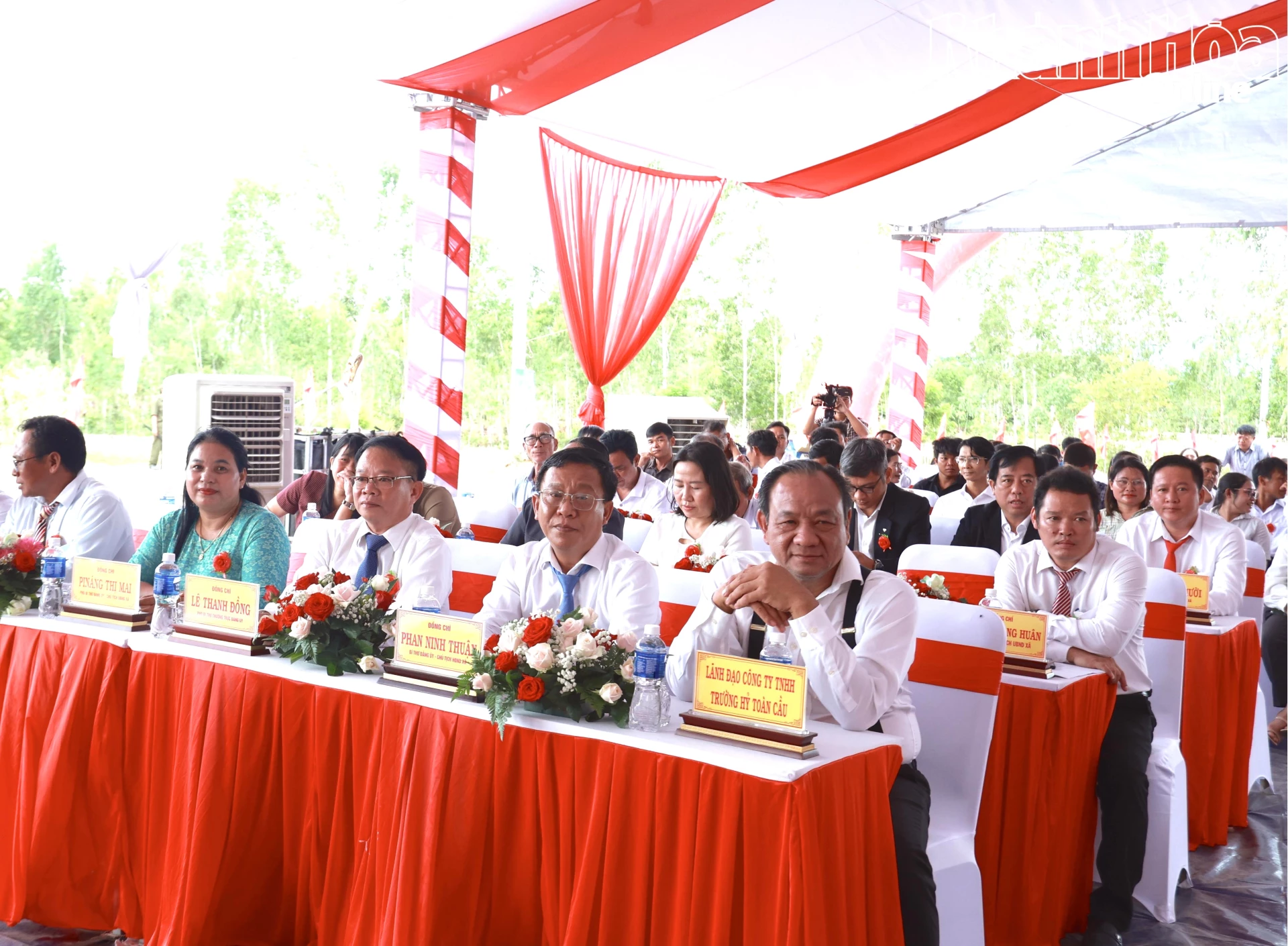 Lãnh đạo chính quyền địa phương tại buổi lễ.