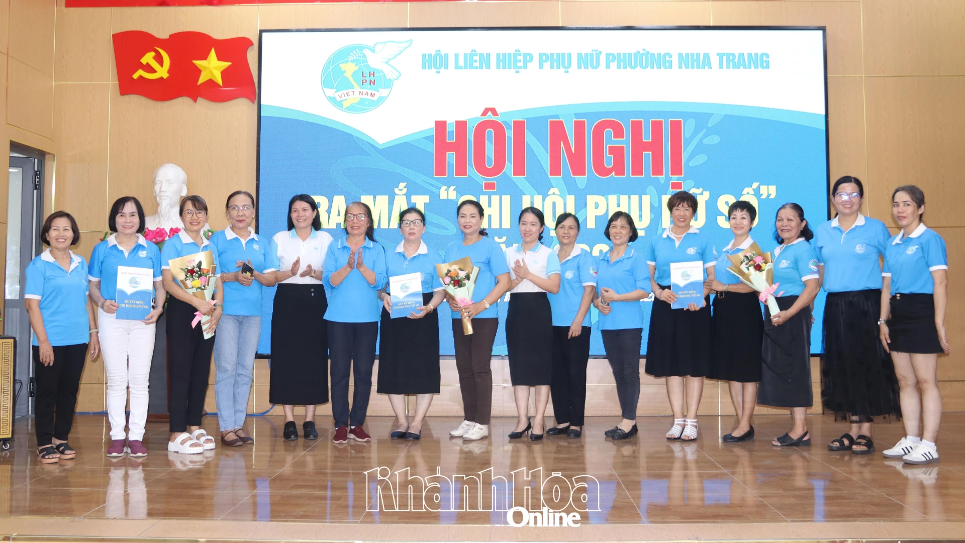 Đại diện Hội Liên hiệp Phụ nữ tỉnh và lãnh đạo Hội Liên hiệp Phụ nữ phường Nha Trang trao quyết định thành lập cho các chi hội.