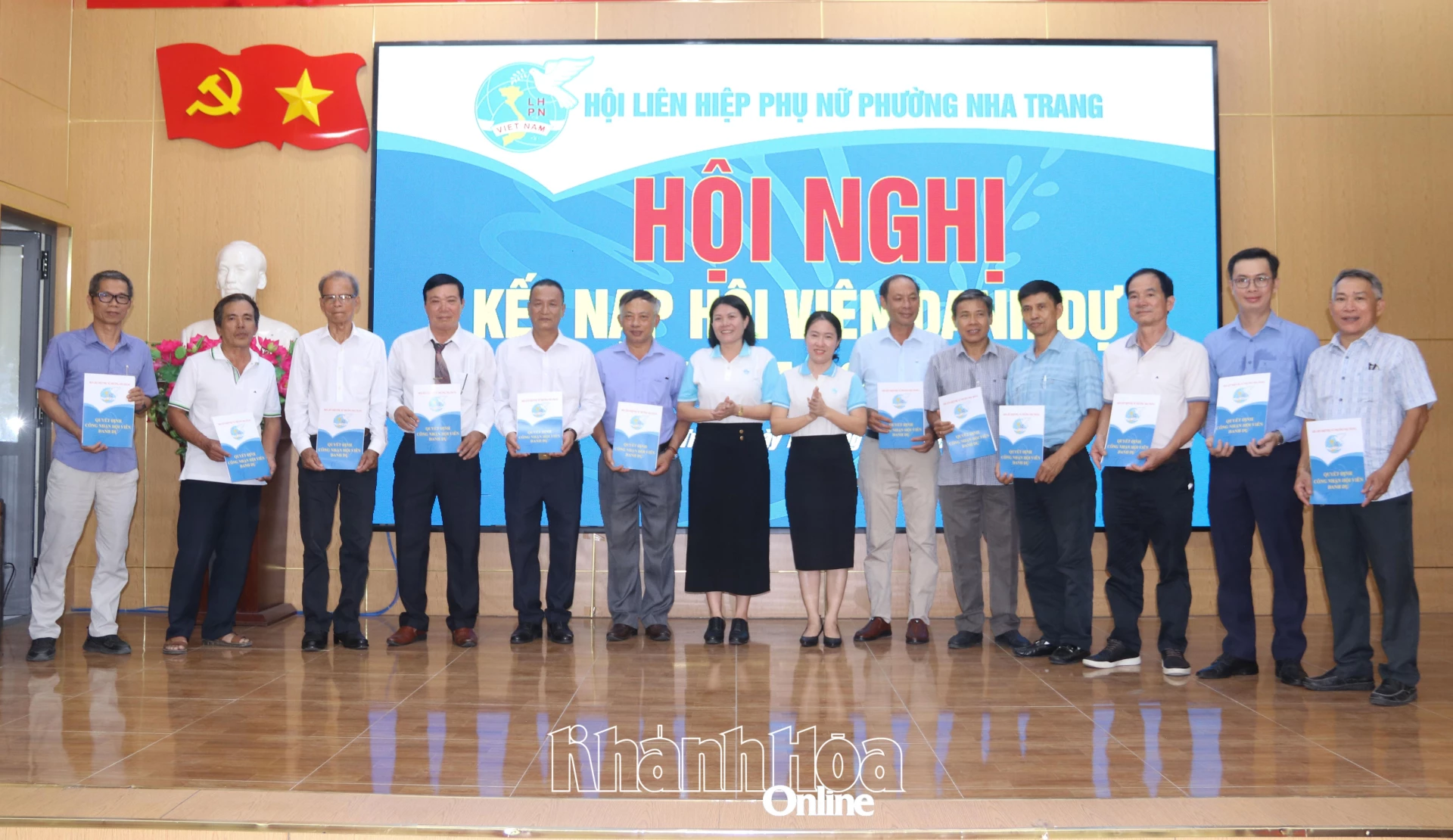Trao quyết định công nhận các hội viên danh dự.