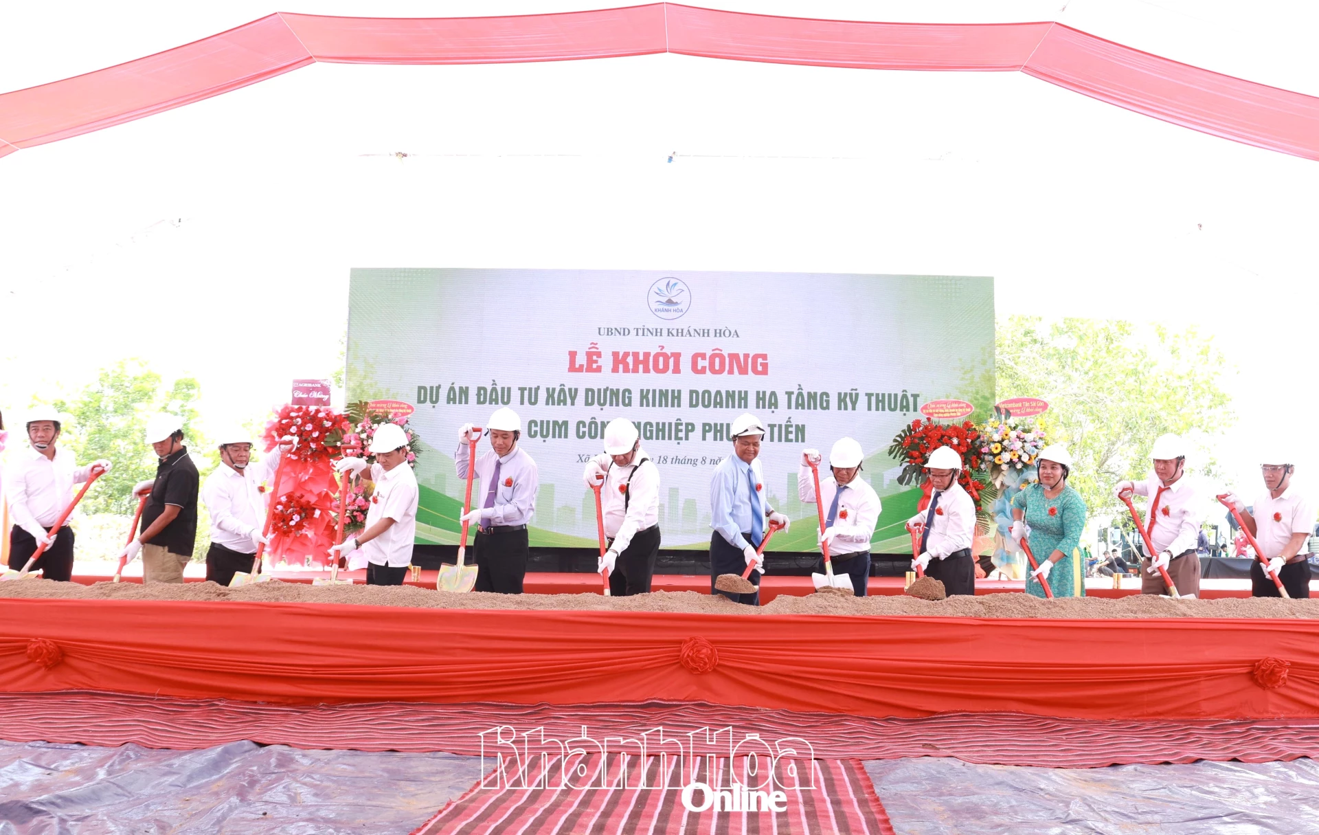 Các đại biểu thực hiện nghi thức khởi công.
