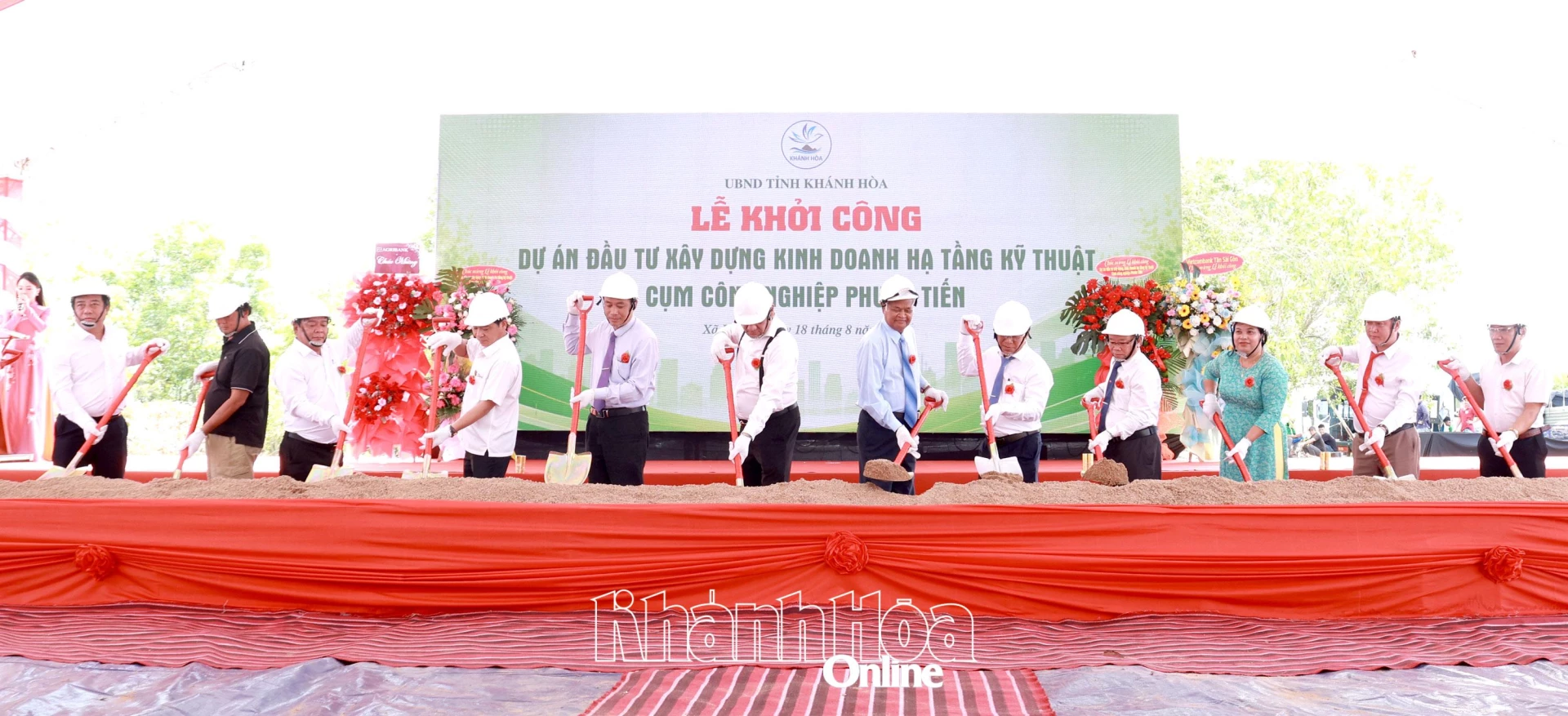 Các đại biểu thực hiện nghi thức khởi công xây dựng hạ tầng Cụm Công nghiệp Phước Tiến.