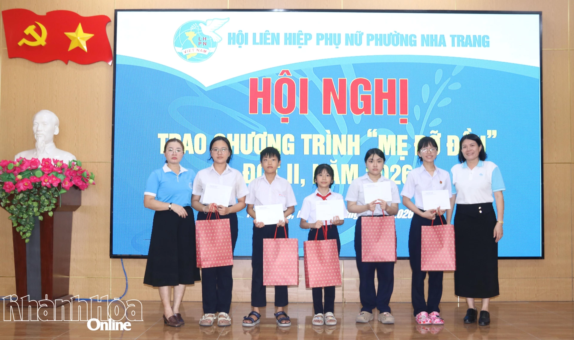 Hội Liên hiệp Phụ nữ phường trao hỗ trợ trong chương trình Mẹ đỡ đầu.