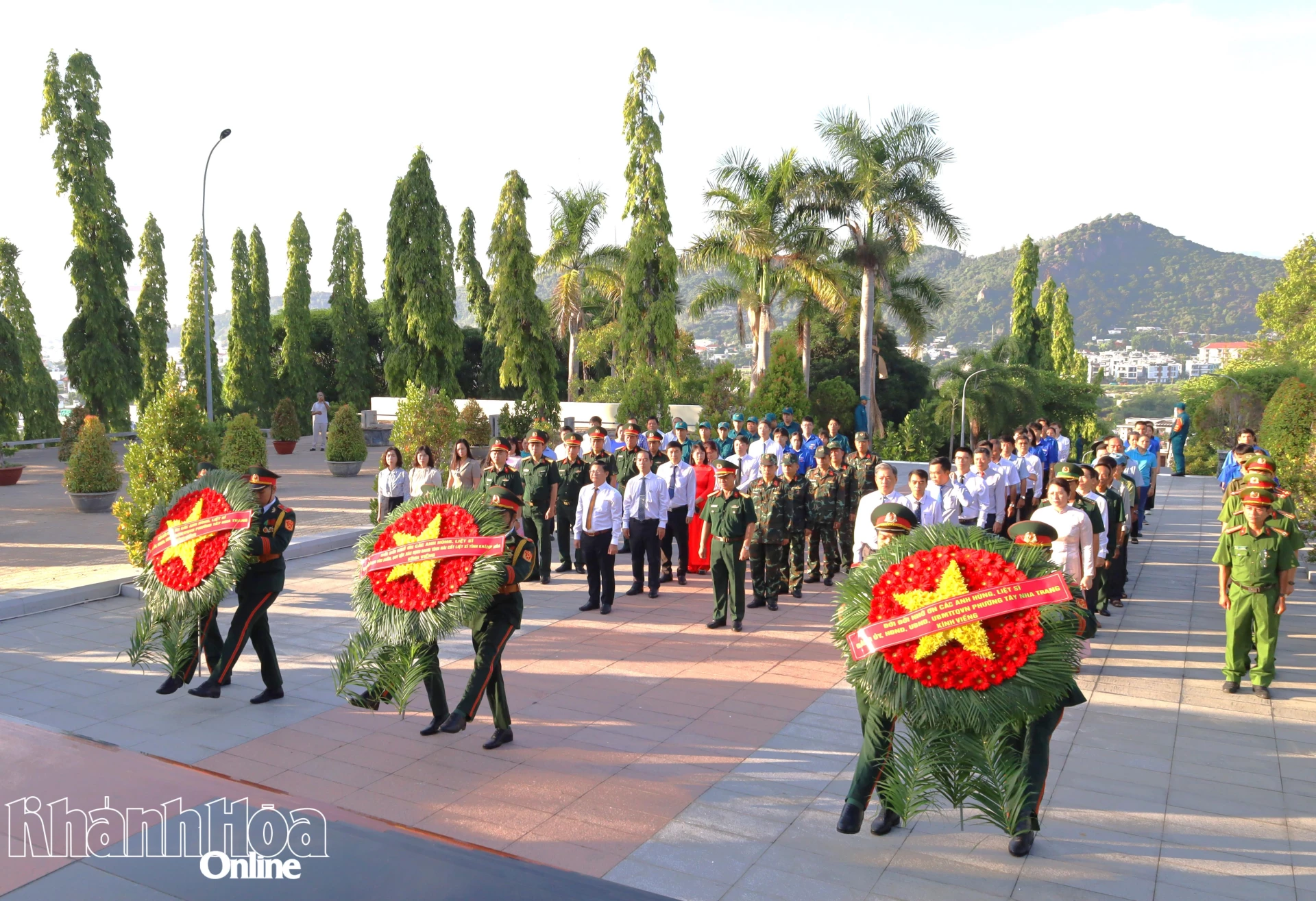 Các đoàn đại biểu dâng hoa tưởng nhớ các anh hùng liệt sĩ.