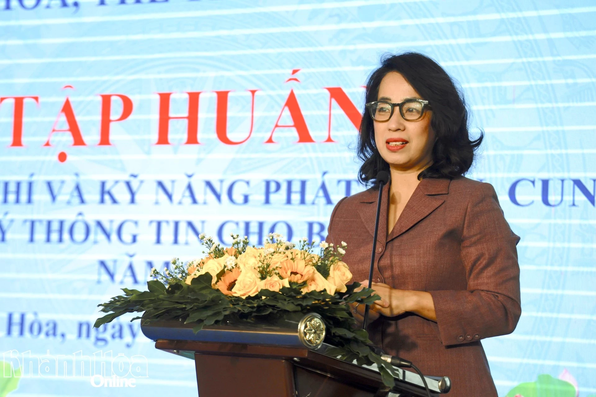 Đồng chí Phạm Thu Hằng hướng dẫn kỹ năng phát ngôn, cung cấp, xử lý thông tin cho báo chí.