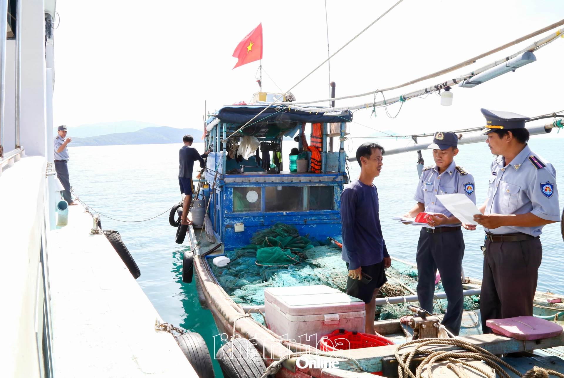 Lực lượng chức năng kiểm tra hoạt động của tàu cá trên vùng biển tỉnh.