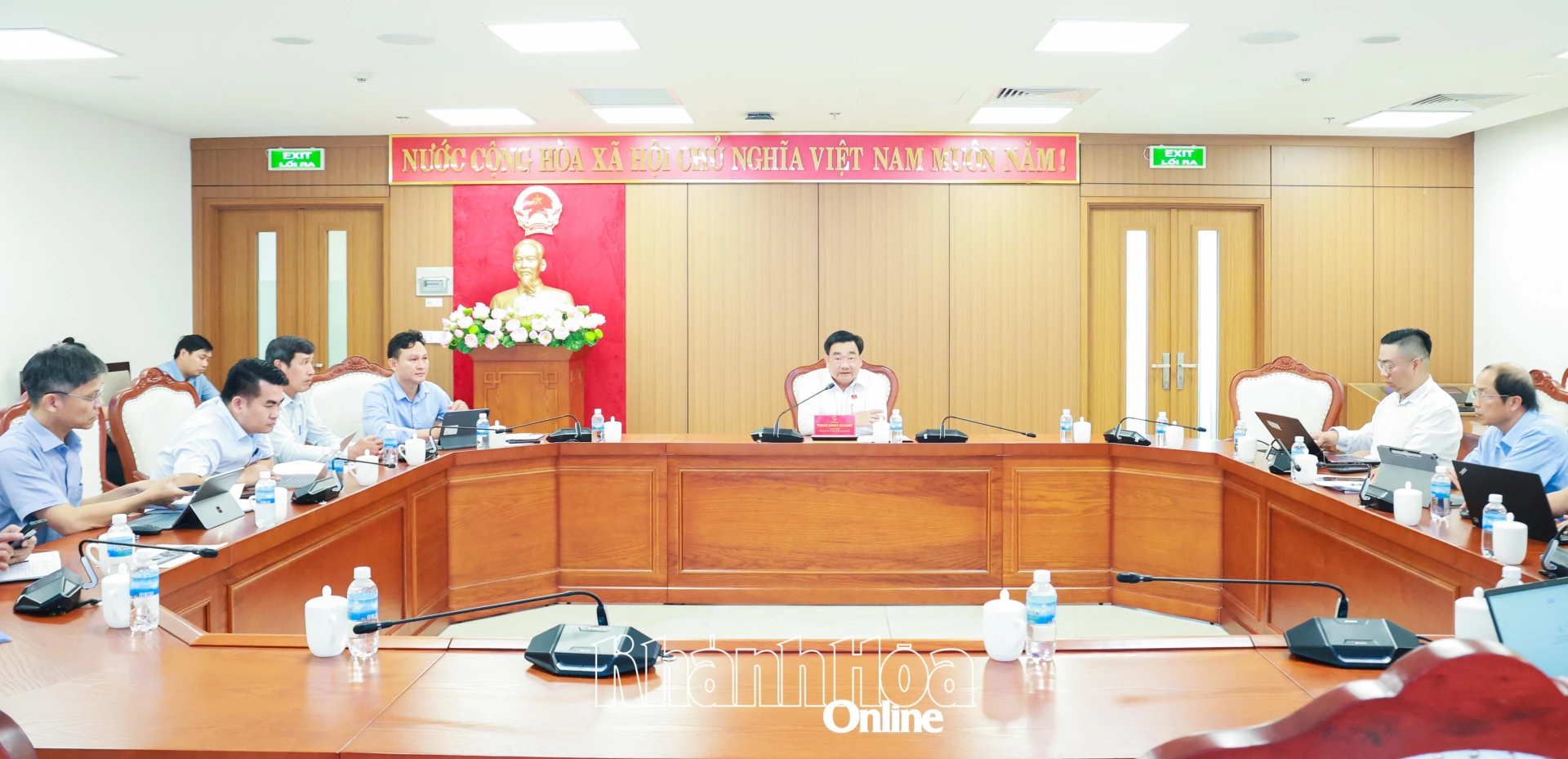 Quang cảnh cuộc họp. 