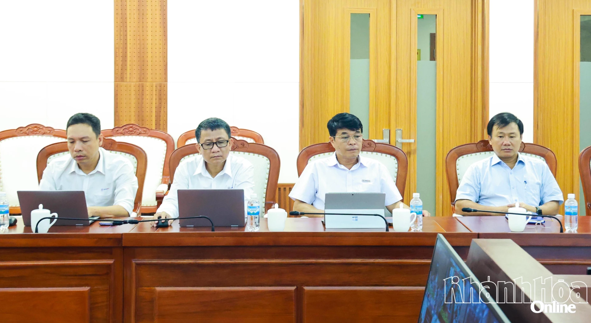 Các đơn vị ngành điện trên địa bàn tỉnh tham dự cuộc họp.