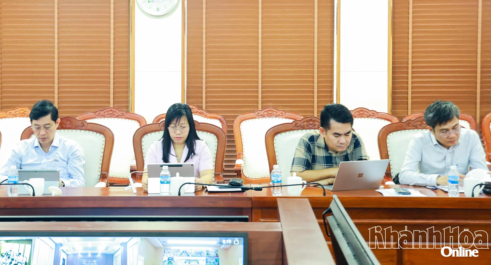 Đại diện các đơn vị dự họp tại điểm cầu Khánh Hòa. 