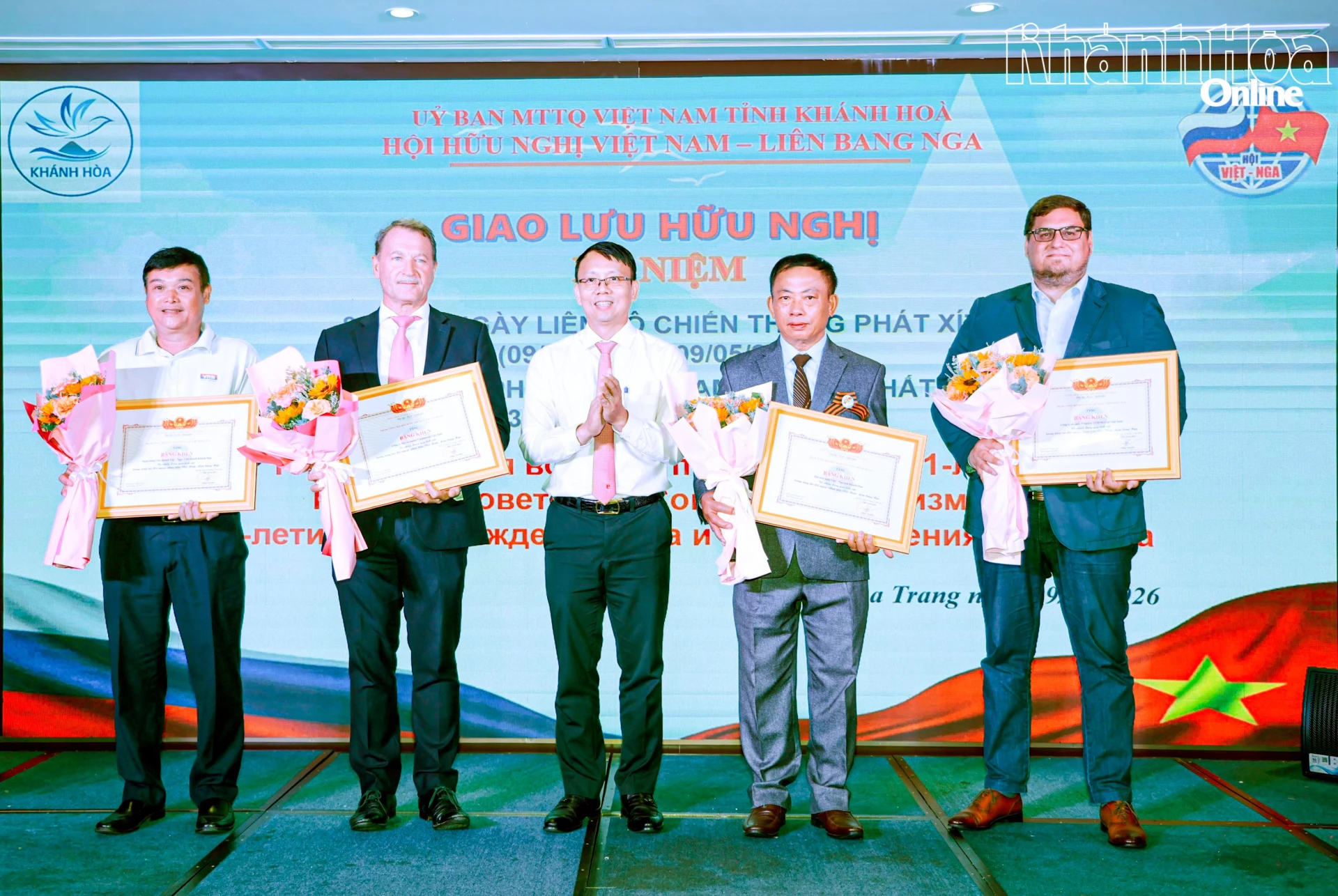  Đồng chí Nguyễn Thanh Hà - Phó Chủ tịch UBND tỉnh trao bằng khen của Trung ương Hội hữu nghị Việt Nam - Liên bang Nga cho 4 tập thể nhân kỷ niệm 81 năm Ngày Liên Xô chiến thắng phát xít (9-5-1945 - 9-5-2026).