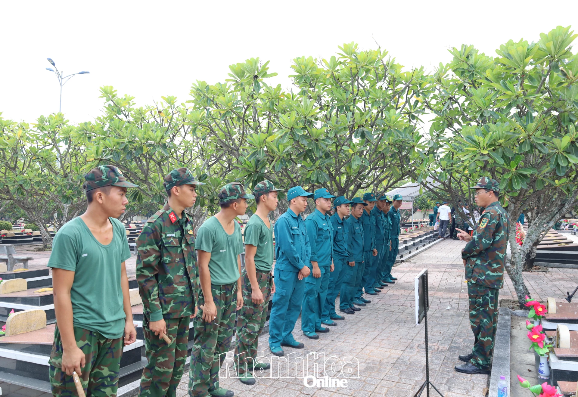 Các cán bộ, chiến sĩ nghe chỉ huy đơn vị quán triệt nhiệm vụ khai quật mộ liệt sĩ chưa xác định thông tin để lấy mẫu sinh phẩm.