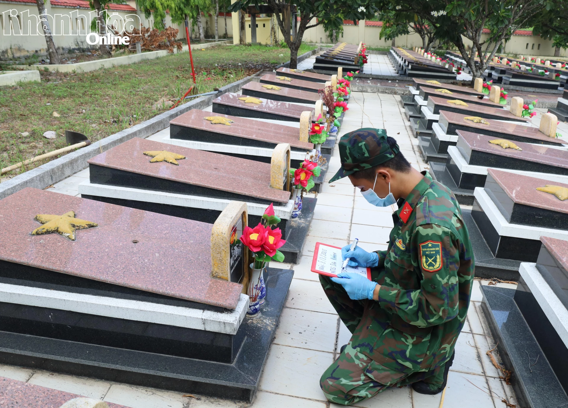 Cán bộ số hóa thực hiện bước ghi mã định danh mộ liệt sĩ trước khi tiến hành khai quật để lấy mẫu.
