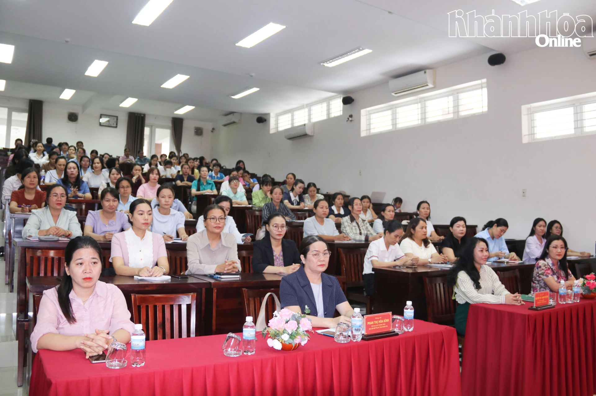 Các đại biểu và học viên tham dự lễ khai giảng.
