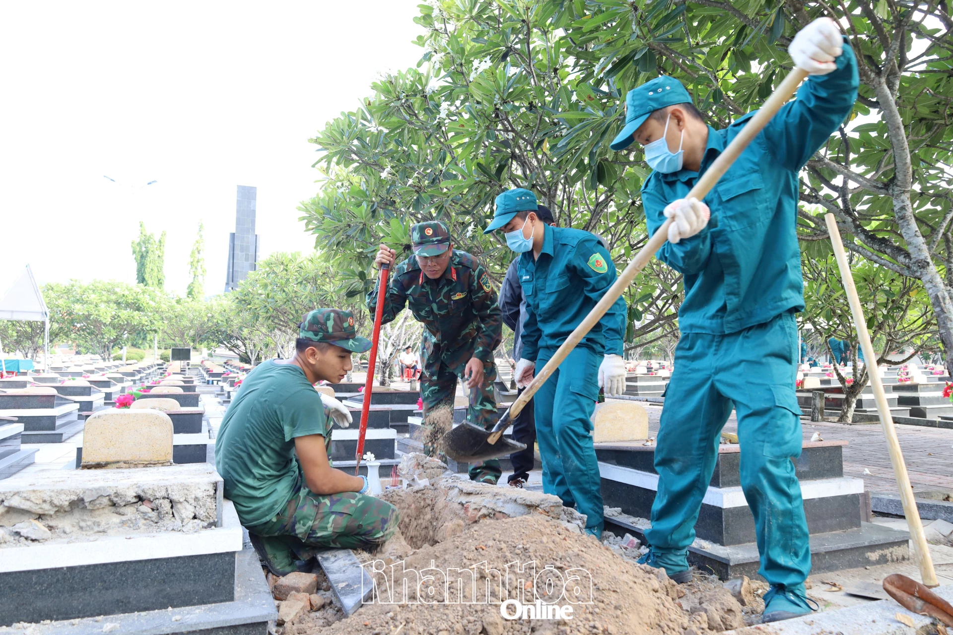 Cán bộ, chiến sĩ tiến hành khai quật mộ liệt sĩ chưa xác định được thông tin để lấy mẫu.