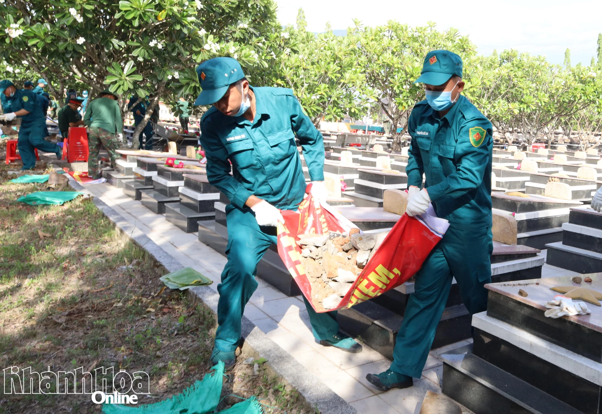 Lực lượng dân quân xã Suối Hiệp tham gia thực hiện nhiệm vụ.