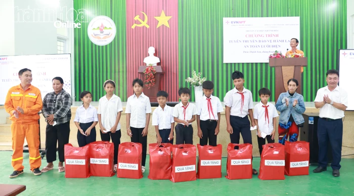 Tuyên truyền bảo vệ hành lang an toàn lưới điện cao áp và tặng quà tại xã Nam Cam Ranh