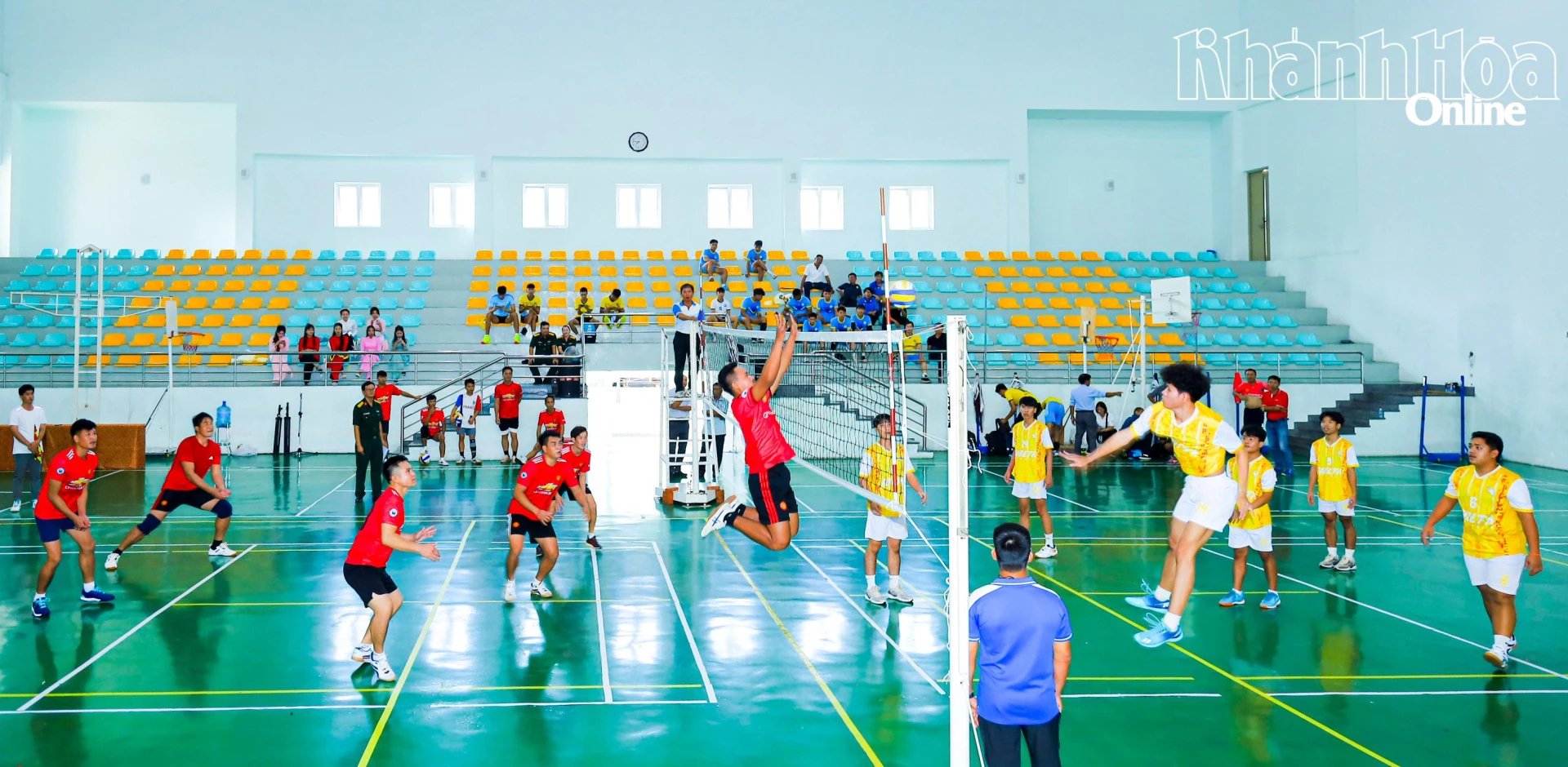Giao lưu bóng chuyền của sinh viên 3 nước Việt Nam - Lào - Campuchia đang học tập trên địa bàn tỉnh.