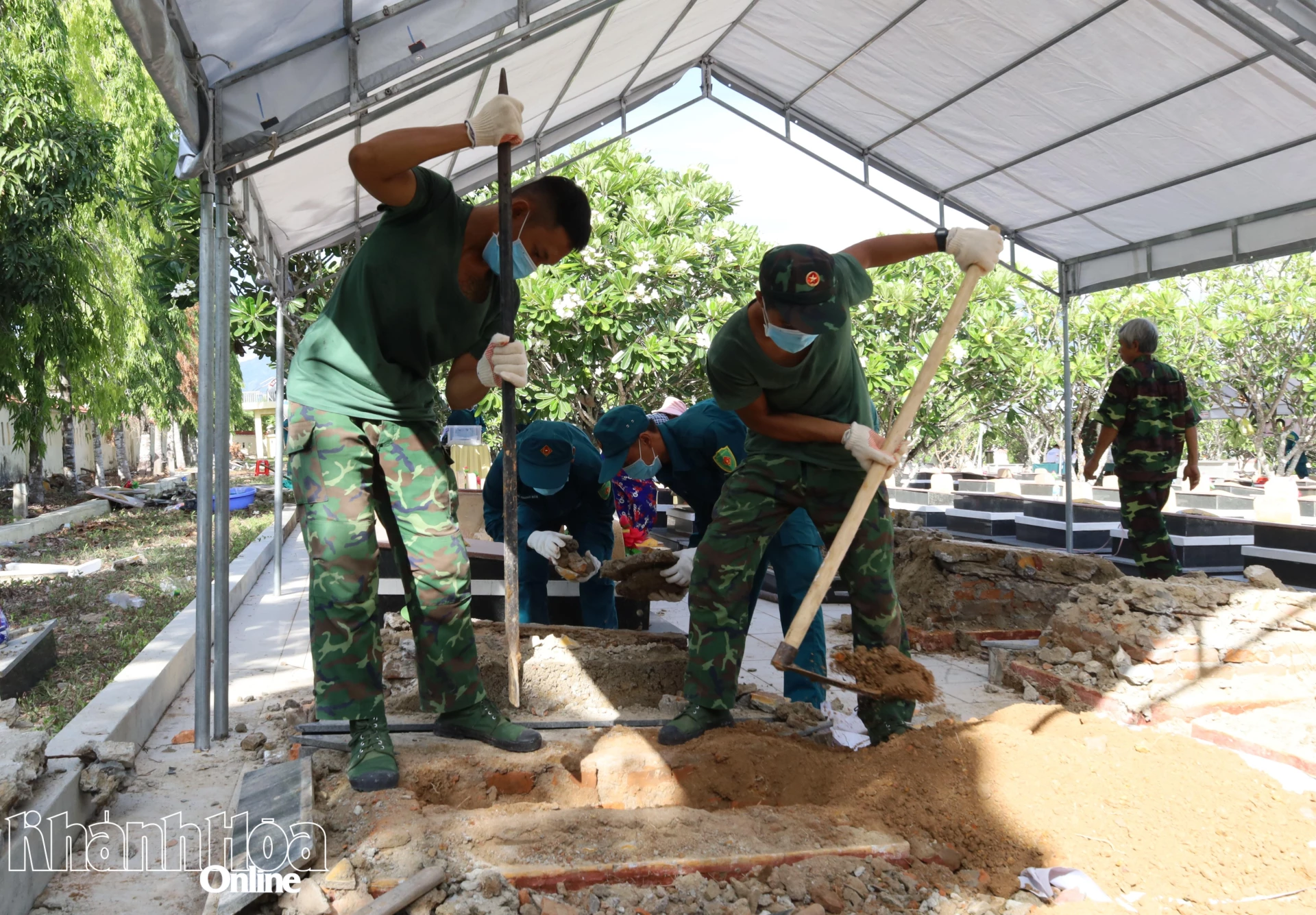 Các cán bộ, chiến sĩ Đội tìm kiếm, quy tập hài cốt liệt sĩ của Bộ Chỉ huy Quân sự tỉnh được tăng cường đến hỗ trợ công tác khai quật mộ liệt sĩ để lấy mẫu.
