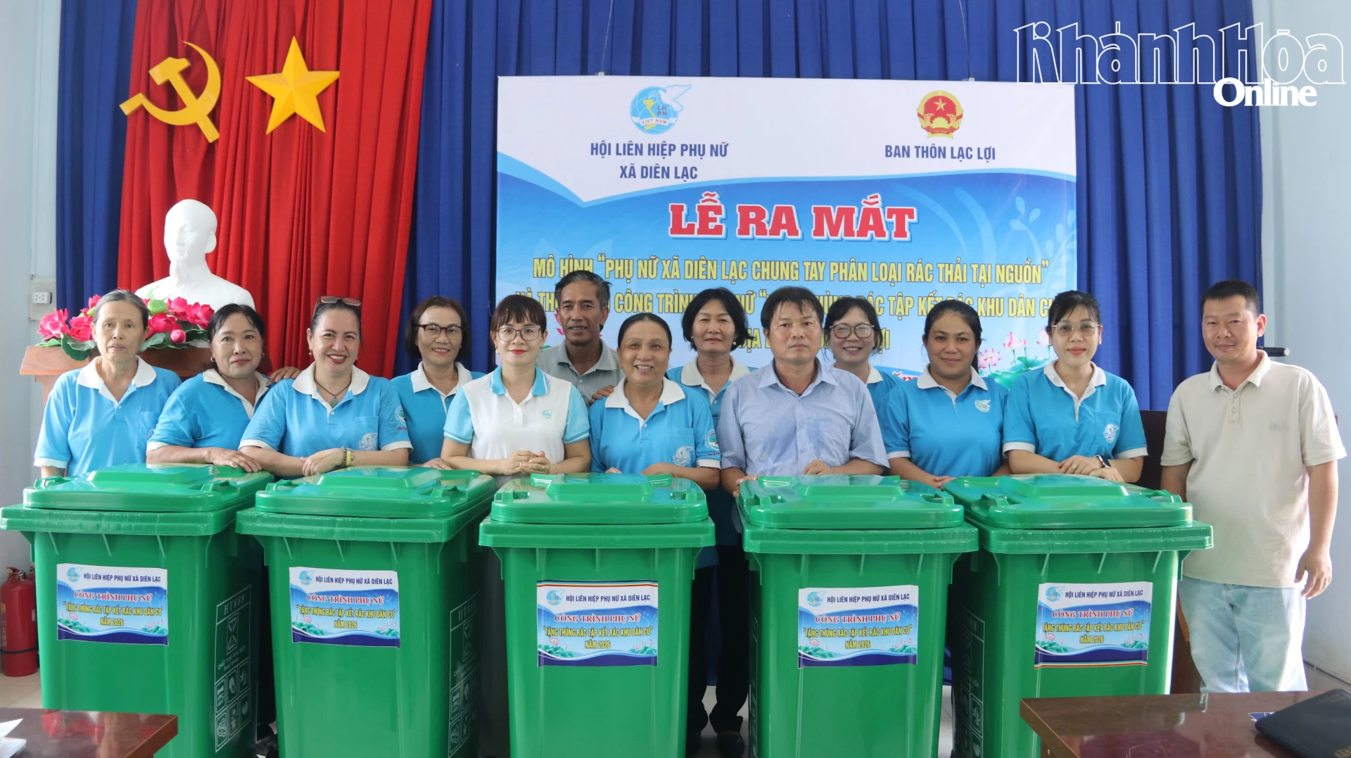Hội Liên hiệp Phụ nữ xã tặng thùng rác tập kết rác cho thôn Lạc Lợi.